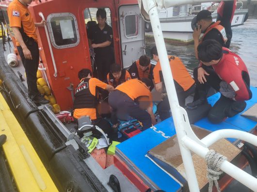 15일 서귀포시 서귀동 새섬 인근 해상에서 심정지 상태로 구조된 A씨가 119구조대에 의해 심폐소생술을 받고 있다. 제주도소방안전본부 제공