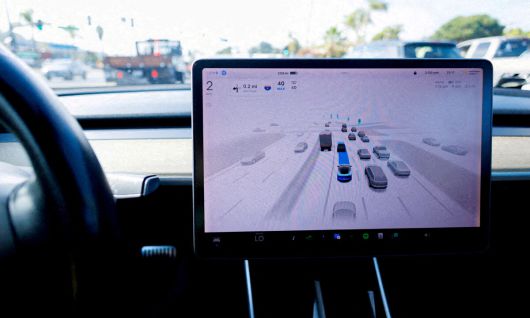 테슬라 모델 3 차량이 미국 캘리포니아주에서 완전 자율주행(FSD, Full Self-Driving) 기능을 사용해 주행하고 있다. 캘리포니아=로이터연합뉴스