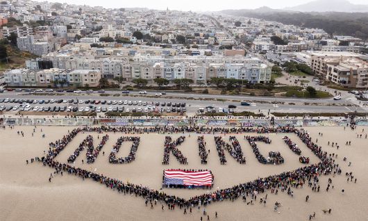 너무나 다른 두 풍경 14일(현지시간) 캘리포니아주 샌프란시스코에서 열린 ‘노 킹스’ 시위 중 참가자들이 ‘노 킹(NO KING)’이라는 인간 배너를 형성하고 있는 모습. 샌프란시스코=AP뉴시스