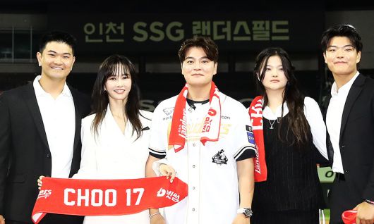 추신수(가운데) SSG 구단주 보좌역 겸 육성 총괄이 지난 14일 인천 SSG랜더스필드에서 열린 은퇴식에서 아내 하원미씨(왼쪽 두 번째), 세 자녀와 함께 기념촬영을 하고 있다. SSG랜더스 제공