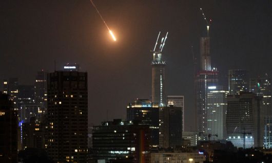 14일(현지 시간) 이스라엘 텔아비브 상공에 발사체가 궤적을 그리며 떨어지고 있다. 이란은 13일 밤과 14일 새벽 탄도미사일 등을 동원해 이스라엘 예루살렘과 텔아비브를 공격했다. AP통신