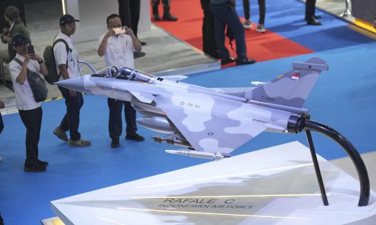 11일 자카르타에서 열린 인도 디펜스(Indo defense) 2025 전시회에서 인도네시아 공군용 라팔 전투기 모형이 전시되어 있다. AP통신