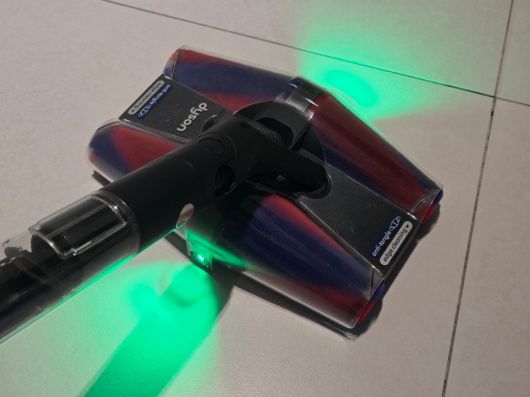 다이슨 ‘펜슬백 플러피콘’의 헤드엔 앞·뒤로 일루미네이션 LED 조명이 탑재돼 먼지 식별에 효과적이다. 이동수 기자