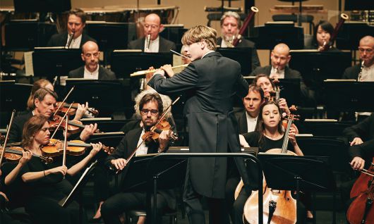 13일 LG아트센터 서울에서 열린 프랑스 파리오케스트라 콘서트에서 클라우스 메켈레가 무소르그스키의 ‘전람회의 그림’을 지휘하고 있다. LG아트센터 제공