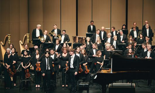 13일 LG아트센터 서울에서 열린 프랑스 파리오케스트라 콘서트에서 라흐마니노프의 피아노 협주곡 제4번 연주를 마친 피아니스트 임윤찬 손을 지휘자 클라우스 메켈레가 들어 보이며 객석 갈채에 답례하고 있다. LG아트센터 제공