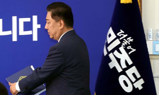 김병기 더불어민주당 당 대표 직무대행 겸 원내대표가 16일 서울 여의도 국회에서 열린 최고위원회의에 참석하고 있다. 뉴시스