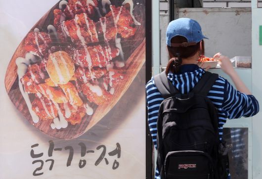 정부는 닭고기 수급 안정을 위해 다음달 태국산 닭고기를 수입하고, 브라질산 닭고기는 고병원성 조류인플루엔자(AI) 미발생 지역을 중심으로 8월 수입을 재개하기로 했다. 사진은 서울 시내 닭강정 푸드트럭 모습. 뉴스1