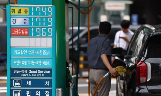 서울 시내 한 주유소에 표시된 유가 정보. 연합뉴스