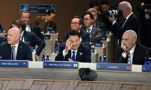 윤석열 전 대통령이 2024년 7월 11일(현지시각) 북대서양조약기구(NATO·나토) 75주년 정상회의가 개최된 미국 워싱턴DC 월터 E. 워싱턴 컨벤션센터에서 열린 나토 동맹국 NATO 동맹국·파트너국 정상회의에서 손을 들어보이고 있다. 공동취재