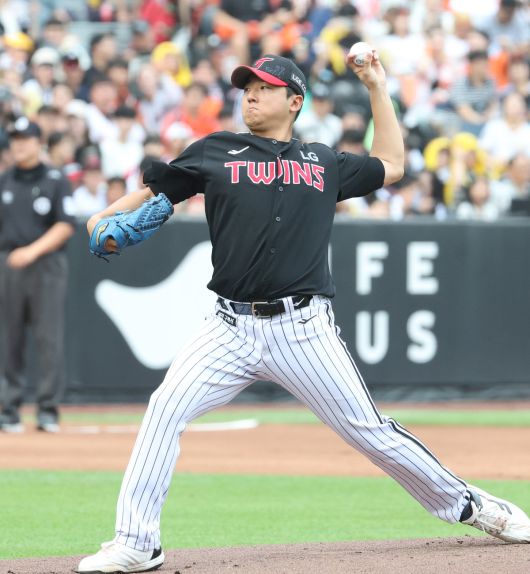 지난 15일 대전 한화생명볼파크에서 열린 프로야구 '2025 신한 SOL 뱅크 KBO리그' 한화이글스 대 LG트윈스 경기에서 LG 선발 송승기가 투구하고 있다. 뉴스1