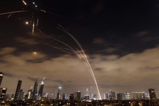 이스라엘 방공 시스템이 텔아비브 상공에서 이란 미사일을 요격하기 위해 작동하고 있다. AFP연합뉴스