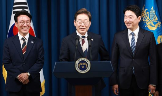 이재명 대통령이 지난 4일 서울 용산 대통령실 청사에서 새 정부 첫 인사 발표를 하고 있다. 왼쪽부터 김민석 국무총리 후보자, 이 대통령, 강훈식 비서실장. 뉴시스