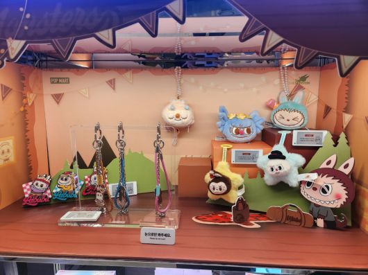 서울 용산구 팝마트 매장에 라부부 캐릭터 제품이 진열돼 있다. 모두 ‘솔드아웃(매진)’ 상태다. 이진경 기자