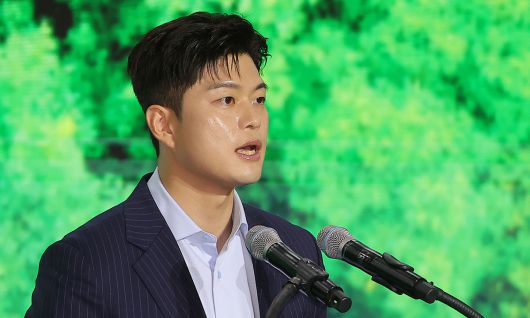 국민의힘 김용태 비상대책위원장이 17일 서울 여의도 국회에서 열린 탄소 중립 선언식에서 축사를 하고 있다. 연합뉴스