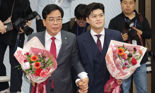 국민의힘 신임 원내대표로 당선된 송언석 의원이 지난 16일 원내대표 선출 의원총회가 열린 국회 회의장에서 김용태 비상대책위원장과 기념촬영을 하고 있다. 연합뉴스