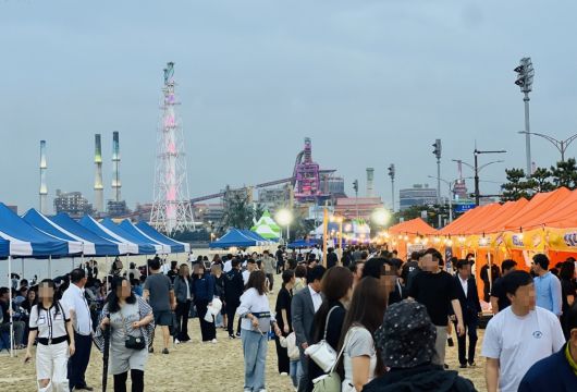 지난 13~14일 포항 송도해수욕장 일원에서 열린 포송마차 축제에서 시민들이 행사장을 찾아 북새통을 이루고 있다. 포항시 제공