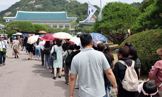 지난 15일 서울 종로구 청와대를 찾은 관람객들이 본관 입장을 위해 줄을 서고 있다. 뉴스1