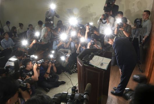 2017년 6월 16일 안경환 법무부 장관 후보자가 서울 서초구 법률구조공단 파산지원센터에서 기자회견을 열고 과거 강제 혼인신고, 여성비하적 발언 등 각종 논란에 대해 사죄하고 있다. 뉴시스