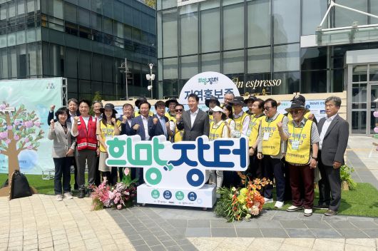 청송군은 최근 대형 산불로 막대한 피해를 입은 지역 주민들의 일상회복 및 지역 경제 활성화를 위해 열리는 산불 피해지역 ‘희망장터’에 참여한 가운데 오세훈 서울시장을 비롯 서울시 관계자 등이 기념촬영을 하고 있다.