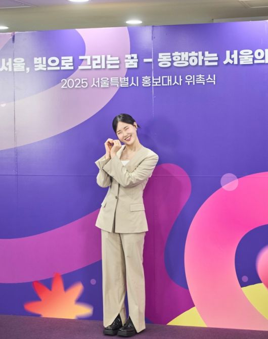 엄지윤. 메타코미디