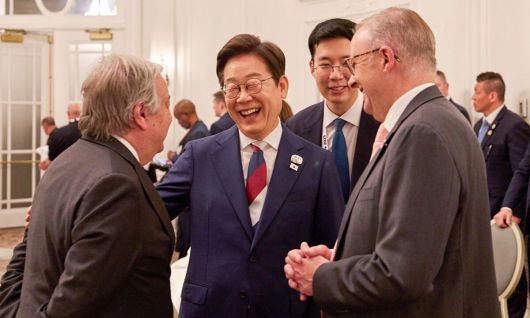 李대통령, G7 리셉션서 환담 이재명 대통령이 16일(현지시간) 캐나다 캘거리 한 호텔에서 열린 캐나다 총독 내외 주최 주요 7개국(G7) 정상회의 초청국 리셉션에서 참석자들과 대화하고 있다. 오른쪽은 앤서니 앨버니지 호주 총리. 캘거리=남정탁 기자