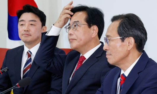 송언석 국민의힘 원내대표(가운데)가 17일 서울 여의도 국회에서 강훈식 대통령 비서실장(왼쪽), 우상호 정무수석을 접견하며 비공개 전환을 기다리고 있다. 뉴스1