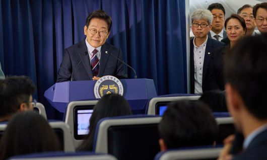 이재명 대통령이 16일(현지 시간) 주요 7개국(G7) 정상회의 참석을 위해 캐나다 앨버타주 캘거리로 향하는 공군 1호기에서 기자간담회를 하고 있다. 뉴시스