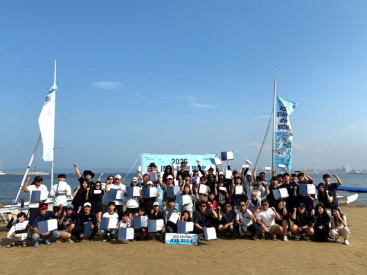 '2025 포항시장배 세일링 챔피언십 대회'가 지난 14~15일까지 양일간 경북 포항시 영일대해수욕장에서 성황리에 개최된 가운데 수상자들이 기념촬영을 하고 있다.