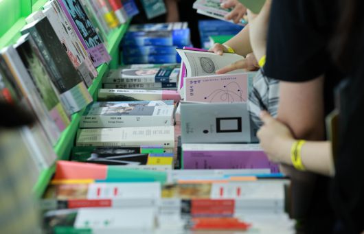 지난해 6월26일 서울 강남구 코엑스에서 열린 ‘2024 서울국제도서전’에서 관람객들이 책을 살펴보고 있다. 뉴시스