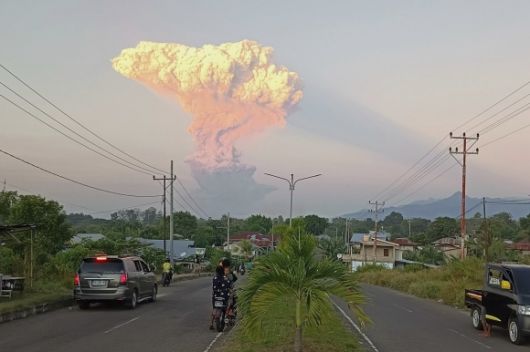 인도네시아 동누사텡가라주 동플로레스군에 있는 1584m 높이 르워토비 라키라키 화산이 지난 17일(현지시간) 오후 5시 35분쯤 분화를 시작했다. AP연합뉴스