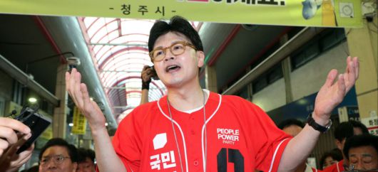 국민의힘 한동훈 전 대표가 지난달 22일 충북 청주시 육거리종합시장에서 김문수 대선 후보 지원 유세를 하고 있다. 청주=뉴스1