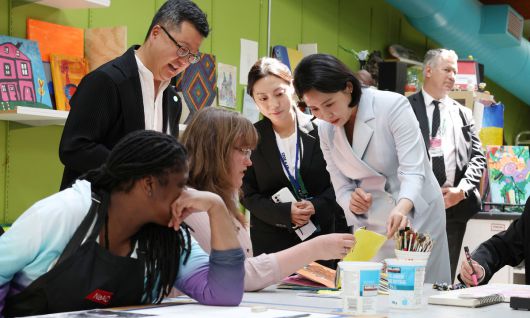 G7 정상회의에 참석하는 이재명 대통령과 함께 캐나다를 방문한 김혜경 여사가 17일(현지시간) 캘거리 국립장애인예술센터에서 센터활동가의 작품을 보고 있다.캘거리[캐나다]=연합뉴스