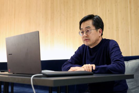 해외 출장 중인 김동연 경기도지사가 영상통화로 회의를 주재하며 대북전단 살포에 강경 대응을 당부하고 있다. 경기도 제공