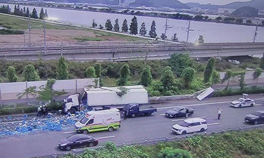 19일 오후 남해고속도로 제2지선 부산방향 14km 지점에서 소주병을 실은 대형트럭의 타이어가 펑크나면서 가드레일을 들이받아 적재된 소주병이 도로로 쏟아져 일대가 아수라장으로 변했다. 부산경찰청 고속도로순찰대 제공