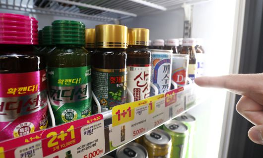 서울 강남구의 한 편의점에 숙취해소 음료가 진열돼 있다. 연합뉴스
