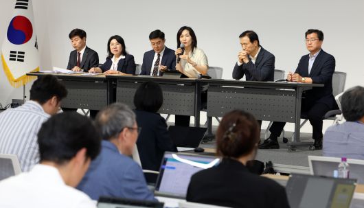 18일 경기도교육청 광교 청사에서 열린 간담회에서 임태희 교육감(오른쪽 두 번째) 등 패널들이 기자들의 질문에 귀 기울이고 있다. 경기도교육청 제공