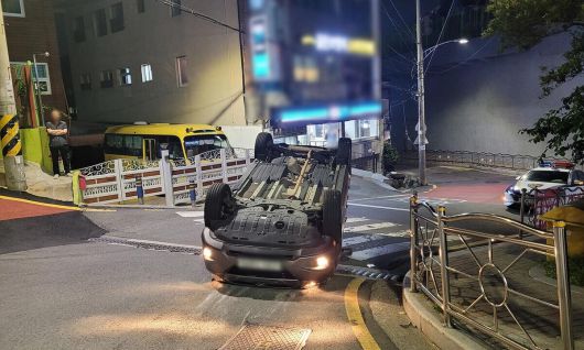 비탈길을 달리던 SUV 운전자가 졸음운전으로 브레이크를 밟은 발이 브레이크에서 떨어지면서 뒤로 밀려 전복됐다. 부산 사하경찰서 제공