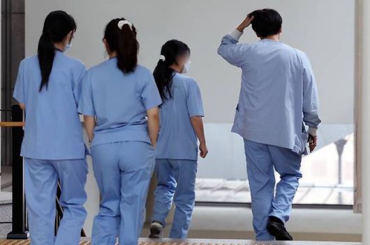 서울의 한 대형병원에서 근무를 마친 간호사들이 고된 발걸음을 옮기고 있다. 뉴스1