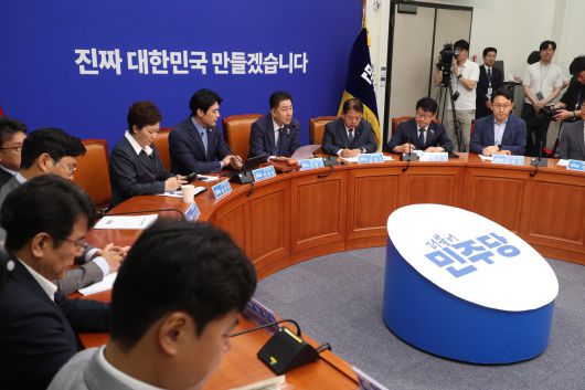 김병기 더불어민주당 당대표 직무대행 겸 원내대표가 20일 오전 서울 여의도 국회에서 열린 최고위원회의에서 발언을 하고 있다. 뉴시스