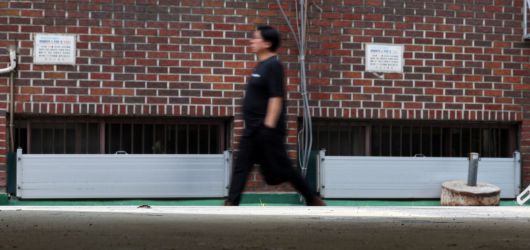 본격적인 장마가 시작된 가운데, 지난 19일 서울 마포구의 한 주택가에 집중호우 대비 차수판(물막이)이 설치돼 있다. 뉴스1
