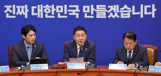 더불어민주당 김병기 당대표 직무대행 겸 원내대표가 20일 서울 여의도 국회에서 열린 최고위원회의에서 발언을 하고 있다. 허정호 선임기자