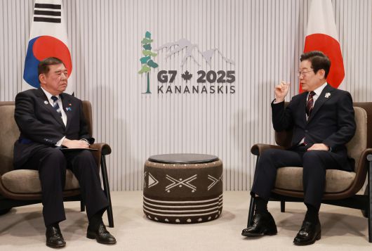 이재명 대통령이 17일(현지 시간) 캐나다 앨버타주 캐내내스키스 주요 7개국(G7) 정상회의장에서 이시바 시게루 일본 총리와 한일 정상회담을 하고 있다.   카나나스키스(캐나다)=뉴시스