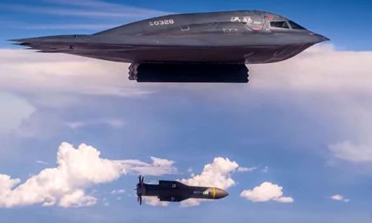 미 공군 B-2 스텔스 폭격기가 ‘GBU-57’을 투하하는 모습. 미 공군 제공