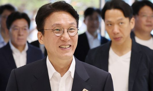 김민석 국무총리 후보자가 20일 오전 대구 수성구 알파시티 내 대구디지털혁신진흥원에 도착해 '인공지능 전환(AX) 연구거점 조성을 위한 경청 간담회'가 열리는 회의실로 향하고 있다. 대구=뉴스1