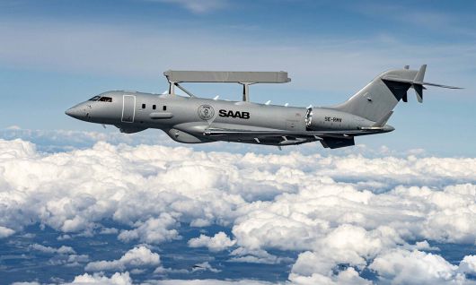 스웨덴 사브가 만든 글로벌아이 공중조기경보통제기가 구름 위를 날고 있다. 사브 제공