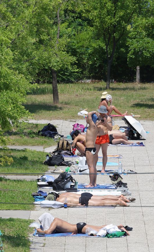 무더운 날씨를 보인 22일 서울 한강공원 여의도 수영장을 찾은 시민들이 즐거운 시간을 보내고 있다. 서울시는 지난 20일부터 뚝섬·여의도·잠원한강공원 수영장과 잠실·양화·난지한강공원 물놀이장을 개장해 오는 8월31일까지 운영한다.