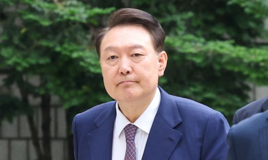 윤석열 전 대통령이 지난 16일 서울 서초구 서울중앙지방법원에서 열린 내란 우두머리 혐의·직권남용 권리행사 방해 혐의 사건 7차 공판에 출석하고 있다. 사진공동취재단