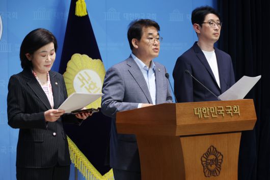 국무총리 후보자 인사청문특별위원회 국민의힘 위원인 배준영(가운데), 주진우(오른쪽), 김희정 의원이 22일 오후 서울 여의도 국회 소통관에서 김민석 총리 후보자가 증인 채택 거부와 의원들이 요청한 자료 제공을 위한 동의를 하지 않고 있다며 김 후보자와 민주당을 비판하고 있다. 뉴스1