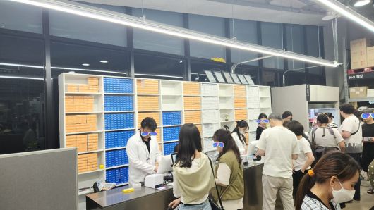 21일 오후 경기 성남시 수정구 고등공공주택지구의 한 창고형 약국 매장에서 방문객들이 약을 계산하고 있다.   성남=오상도 기자