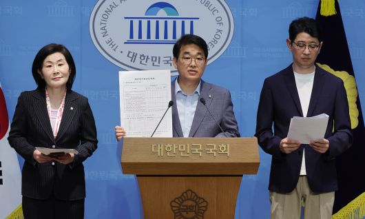 “김민석 사퇴하라” 국회 국무총리 후보자 인사청문특별위원회 소속 국민의힘 김희정·배준영·주진우 의원(왼쪽부터)이 22일 서울 여의도 국회 소통관에서 기자회견을 열고 김민석 국무총리 후보자의 사퇴를 촉구하고 있다. 이재문 기자